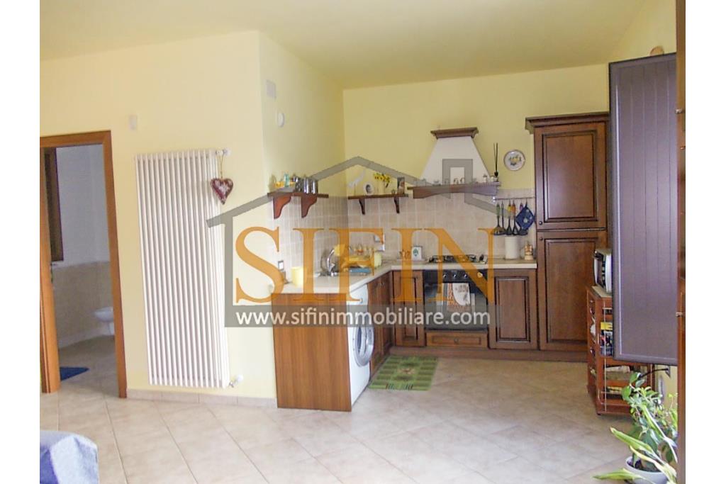 Villa con iardino - Frigento (AV) via San Rocco, a soli 500 metri dal cuore del centro cittadino, proponiamo in vendita Villa di complessivi mq. 430,00 oltre a mq. 800,00 di giardino di cui circa la met pavimentata