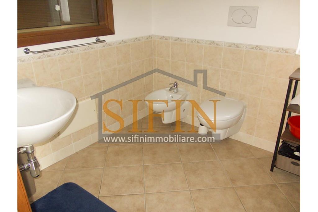 Villa con iardino - Frigento (AV) via San Rocco, a soli 500 metri dal cuore del centro cittadino, proponiamo in vendita Villa di complessivi mq. 430,00 oltre a mq. 800,00 di giardino di cui circa la met pavimentata