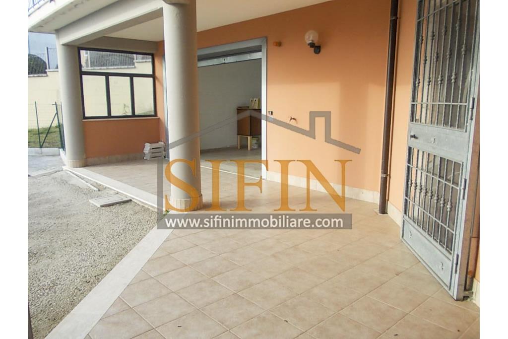Villa con iardino - Frigento (AV) via San Rocco, a soli 500 metri dal cuore del centro cittadino, proponiamo in vendita Villa di complessivi mq. 430,00 oltre a mq. 800,00 di giardino di cui circa la met pavimentata