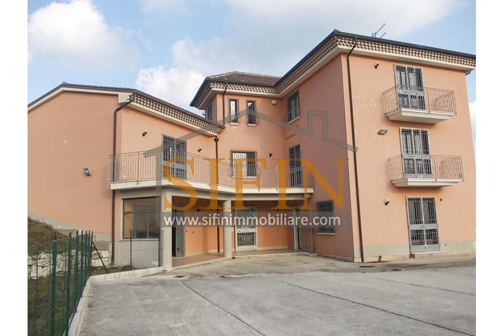 Villa con iardino - Frigento (AV) via San Rocco, a soli 500 metri dal cuore del centro cittadino, proponiamo in vendita Villa di complessivi mq. 430,00 oltre a mq. 800,00 di giardino di cui circa la met pavimentata
