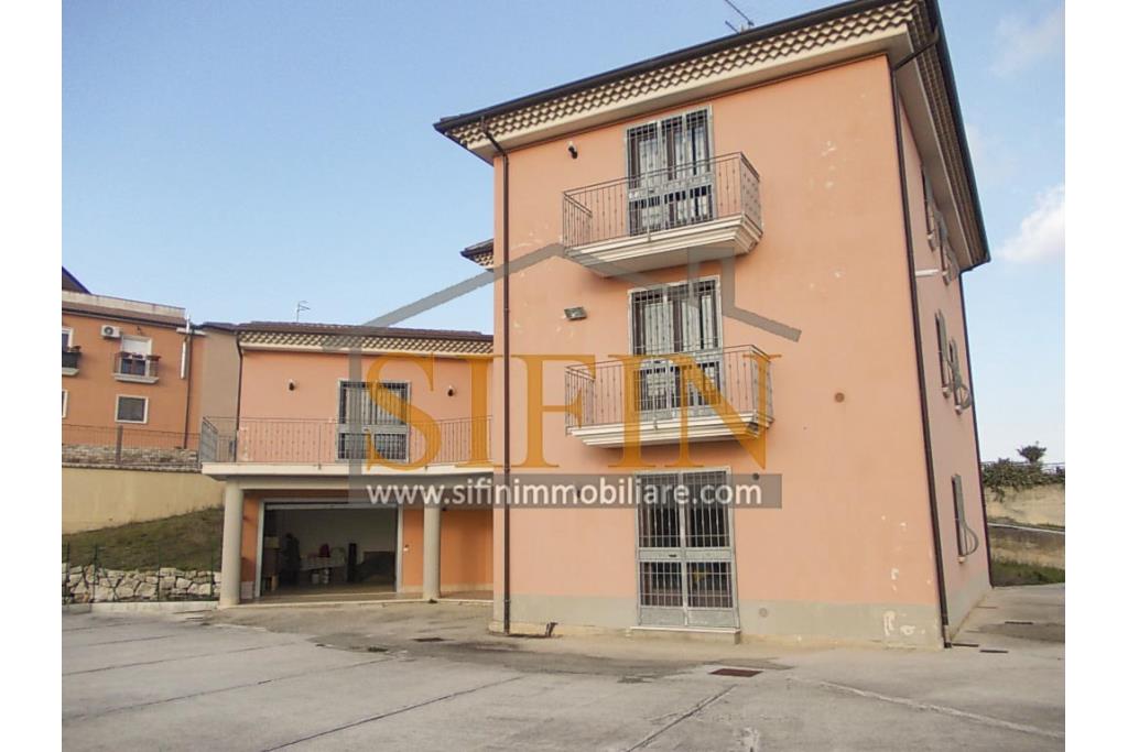 Villa con iardino - Frigento (AV) via San Rocco, a soli 500 metri dal cuore del centro cittadino, proponiamo in vendita Villa di complessivi mq. 430,00 oltre a mq. 800,00 di giardino di cui circa la met pavimentata