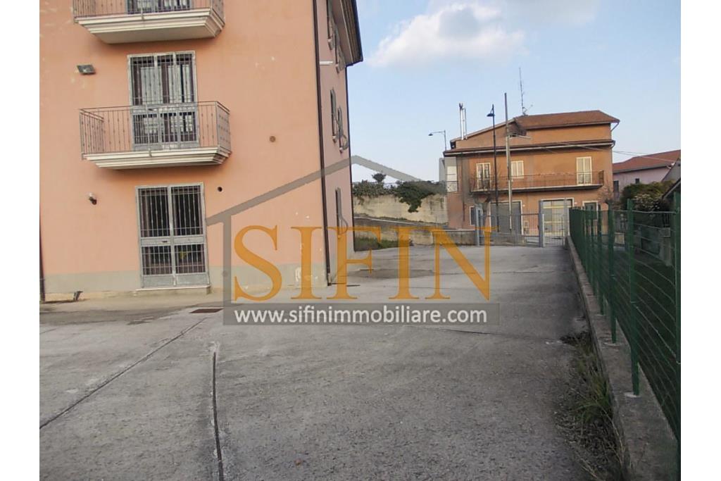 Villa con iardino - Frigento (AV) via San Rocco, a soli 500 metri dal cuore del centro cittadino, proponiamo in vendita Villa di complessivi mq. 430,00 oltre a mq. 800,00 di giardino di cui circa la met pavimentata