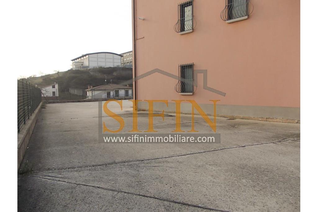 Villa con iardino - Frigento (AV) via San Rocco, a soli 500 metri dal cuore del centro cittadino, proponiamo in vendita Villa di complessivi mq. 430,00 oltre a mq. 800,00 di giardino di cui circa la met pavimentata