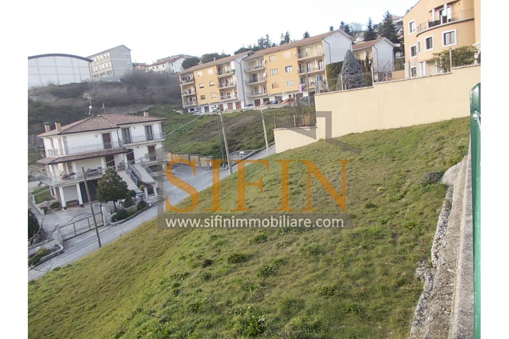 Villa con iardino - Frigento (AV) via San Rocco, a soli 500 metri dal cuore del centro cittadino, proponiamo in vendita Villa di complessivi mq. 430,00 oltre a mq. 800,00 di giardino di cui circa la met pavimentata