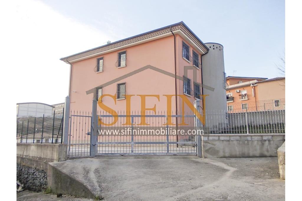Villa con iardino - Frigento (AV) via San Rocco, a soli 500 metri dal cuore del centro cittadino, proponiamo in vendita Villa di complessivi mq. 430,00 oltre a mq. 800,00 di giardino di cui circa la met pavimentata