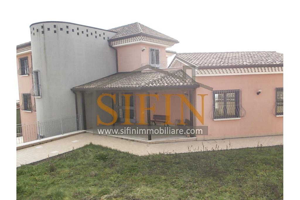 Villa con iardino - Frigento (AV) via San Rocco, a soli 500 metri dal cuore del centro cittadino, proponiamo in vendita Villa di complessivi mq. 430,00 oltre a mq. 800,00 di giardino di cui circa la met pavimentata