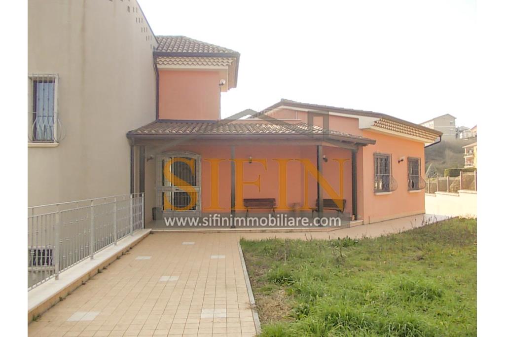 Villa con iardino - Frigento (AV) via San Rocco, a soli 500 metri dal cuore del centro cittadino, proponiamo in vendita Villa di complessivi mq. 430,00 oltre a mq. 800,00 di giardino di cui circa la met pavimentata