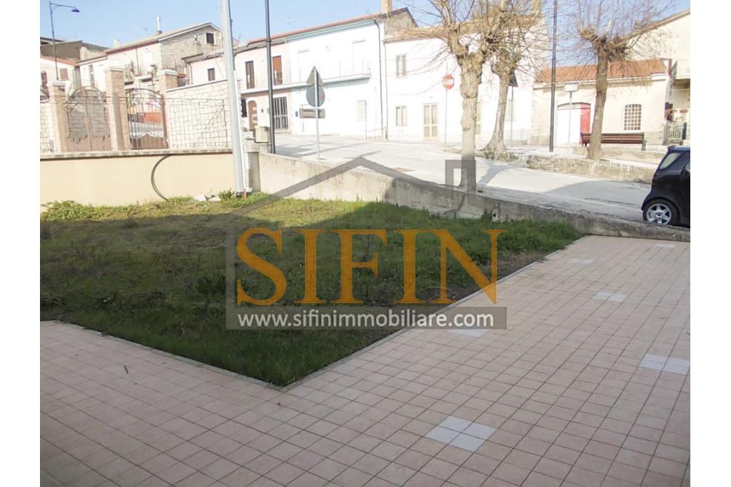 Villa con iardino - Frigento (AV) via San Rocco, a soli 500 metri dal cuore del centro cittadino, proponiamo in vendita Villa di complessivi mq. 430,00 oltre a mq. 800,00 di giardino di cui circa la met pavimentata