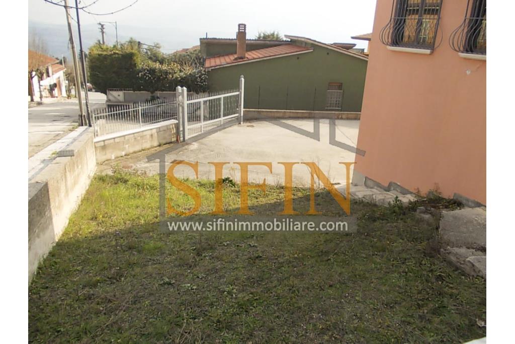 Villa con iardino - Frigento (AV) via San Rocco, a soli 500 metri dal cuore del centro cittadino, proponiamo in vendita Villa di complessivi mq. 430,00 oltre a mq. 800,00 di giardino di cui circa la met pavimentata