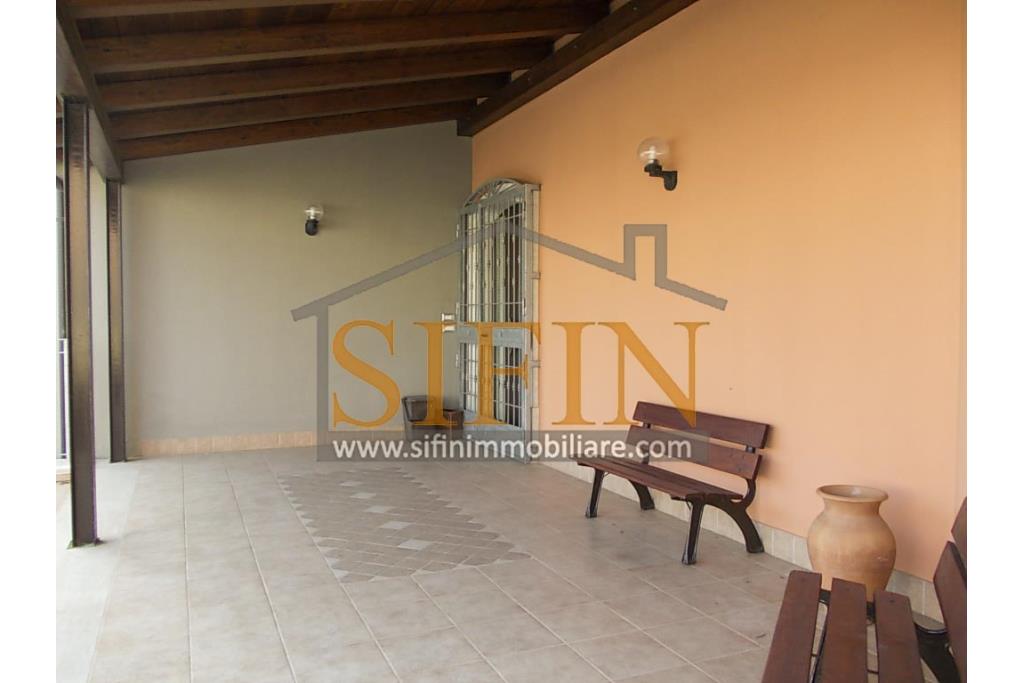 Villa con iardino - Frigento (AV) via San Rocco, a soli 500 metri dal cuore del centro cittadino, proponiamo in vendita Villa di complessivi mq. 430,00 oltre a mq. 800,00 di giardino di cui circa la met pavimentata