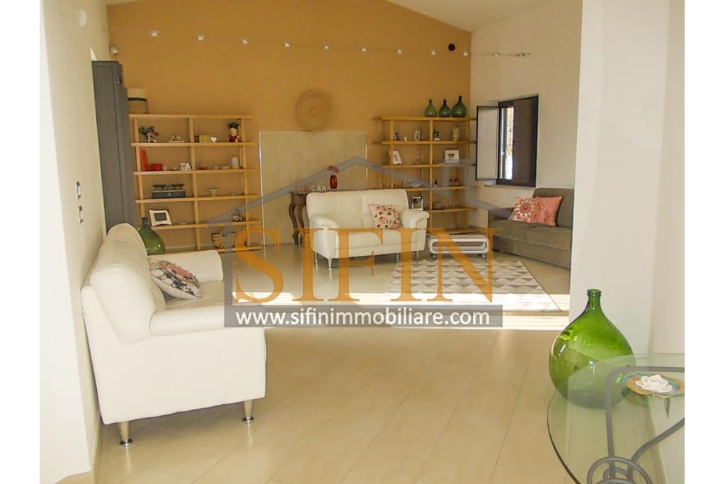 Villa con iardino - Frigento (AV) via San Rocco, a soli 500 metri dal cuore del centro cittadino, proponiamo in vendita Villa di complessivi mq. 430,00 oltre a mq. 800,00 di giardino di cui circa la met pavimentata