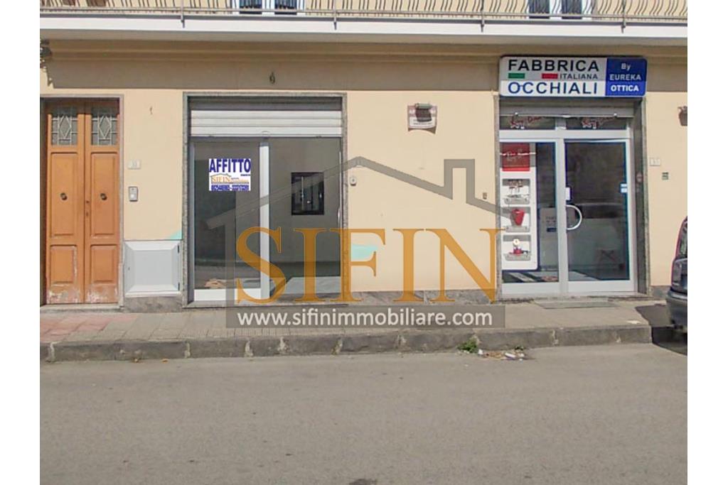 Locale Commerciale - Grottaminarda, via Ciarpignano o via Francesco Flammia, difronte alla facolt della SUN, proponiamo in locazione locale commerciale di mq. 40,00