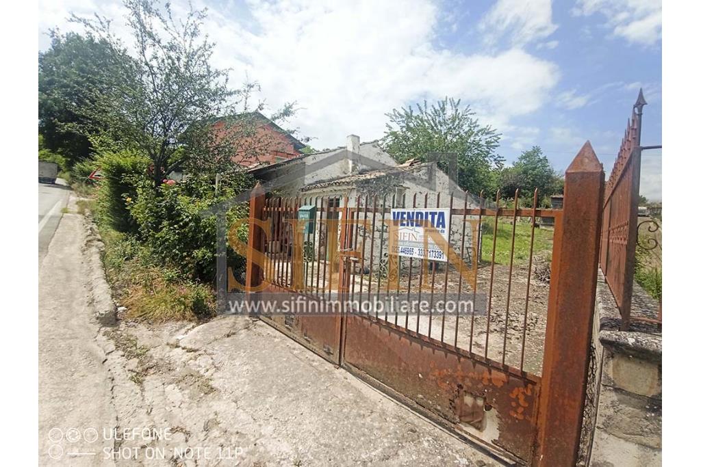 Rudere con terreno - Grottaminarda, su S.S. 90 (Contrada Cognole), proponiamo in vendita deposito di mq. 65,00 ca. completamente da ristrutturare con terreno adiacente di mq. 2.000,00 ca. avente destinazione urbanistica agricola.