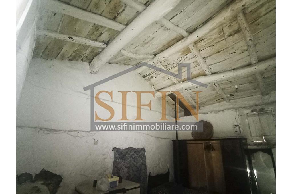 Rudere con terreno - Grottaminarda, su S.S. 90 (Contrada Cognole), proponiamo in vendita deposito di mq. 65,00 ca. completamente da ristrutturare con terreno adiacente di mq. 2.000,00 ca. avente destinazione urbanistica agricola.