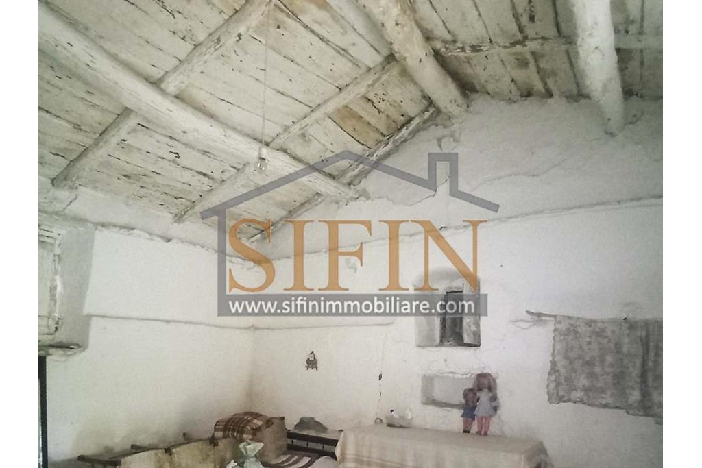 Rudere con terreno - Grottaminarda, su S.S. 90 (Contrada Cognole), proponiamo in vendita deposito di mq. 65,00 ca. completamente da ristrutturare con terreno adiacente di mq. 2.000,00 ca. avente destinazione urbanistica agricola.