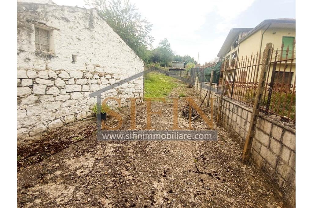 Rudere con terreno - Grottaminarda, su S.S. 90 (Contrada Cognole), proponiamo in vendita deposito di mq. 65,00 ca. completamente da ristrutturare con terreno adiacente di mq. 2.000,00 ca. avente destinazione urbanistica agricola.
