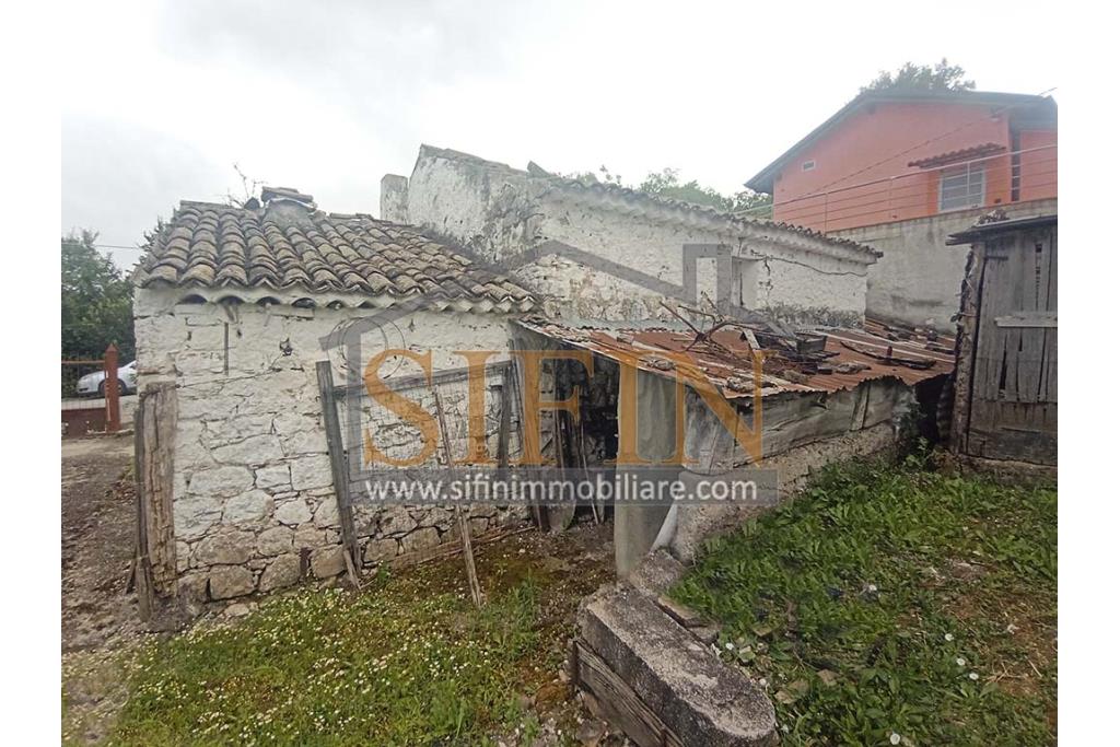 Rudere con terreno - Grottaminarda, su S.S. 90 (Contrada Cognole), proponiamo in vendita deposito di mq. 65,00 ca. completamente da ristrutturare con terreno adiacente di mq. 2.000,00 ca. avente destinazione urbanistica agricola.