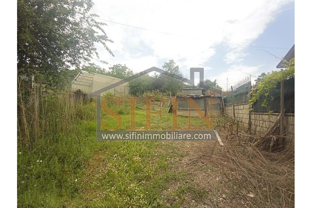 Rudere con terreno - Grottaminarda, su S.S. 90 (Contrada Cognole), proponiamo in vendita deposito di mq. 65,00 ca. completamente da ristrutturare con terreno adiacente di mq. 2.000,00 ca. avente destinazione urbanistica agricola.