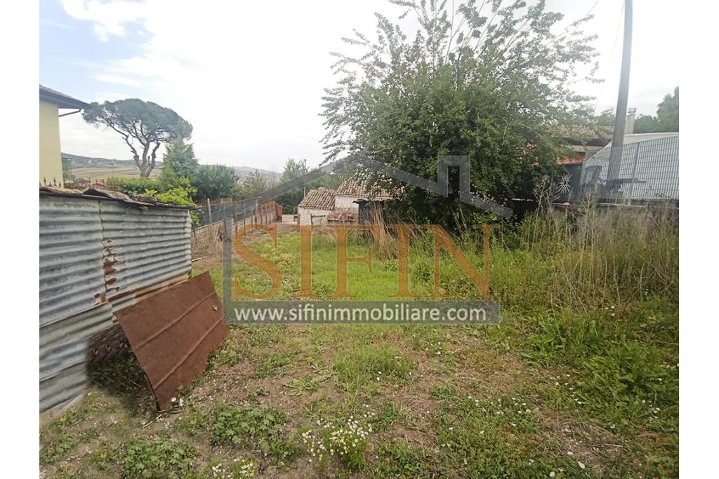 Rudere con terreno - Grottaminarda, su S.S. 90 (Contrada Cognole), proponiamo in vendita deposito di mq. 65,00 ca. completamente da ristrutturare con terreno adiacente di mq. 2.000,00 ca. avente destinazione urbanistica agricola.