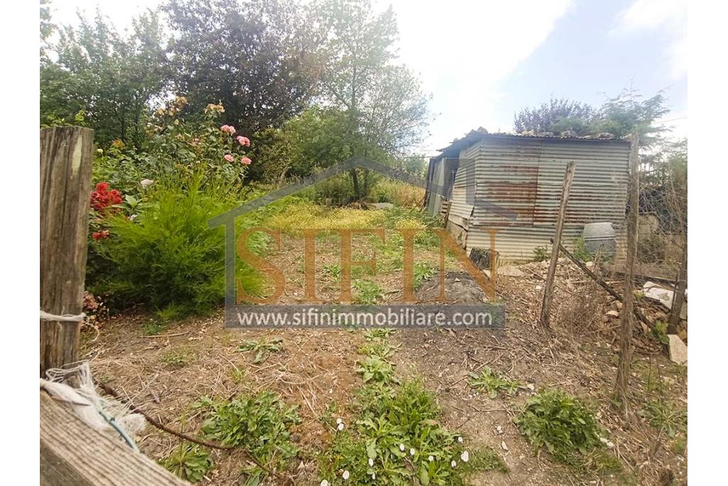Rudere con terreno - Grottaminarda, su S.S. 90 (Contrada Cognole), proponiamo in vendita deposito di mq. 65,00 ca. completamente da ristrutturare con terreno adiacente di mq. 2.000,00 ca. avente destinazione urbanistica agricola.