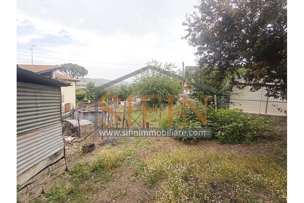 Rudere con terreno - Grottaminarda, su S.S. 90 (Contrada Cognole), proponiamo in vendita deposito di mq. 65,00 ca. completamente da ristrutturare con terreno adiacente di mq. 2.000,00 ca. avente destinazione urbanistica agricola.