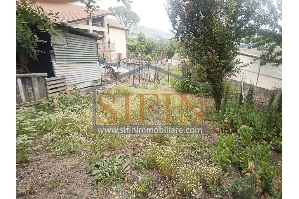 Rudere con terreno - Grottaminarda, su S.S. 90 (Contrada Cognole), proponiamo in vendita deposito di mq. 65,00 ca. completamente da ristrutturare con terreno adiacente di mq. 2.000,00 ca. avente destinazione urbanistica agricola.