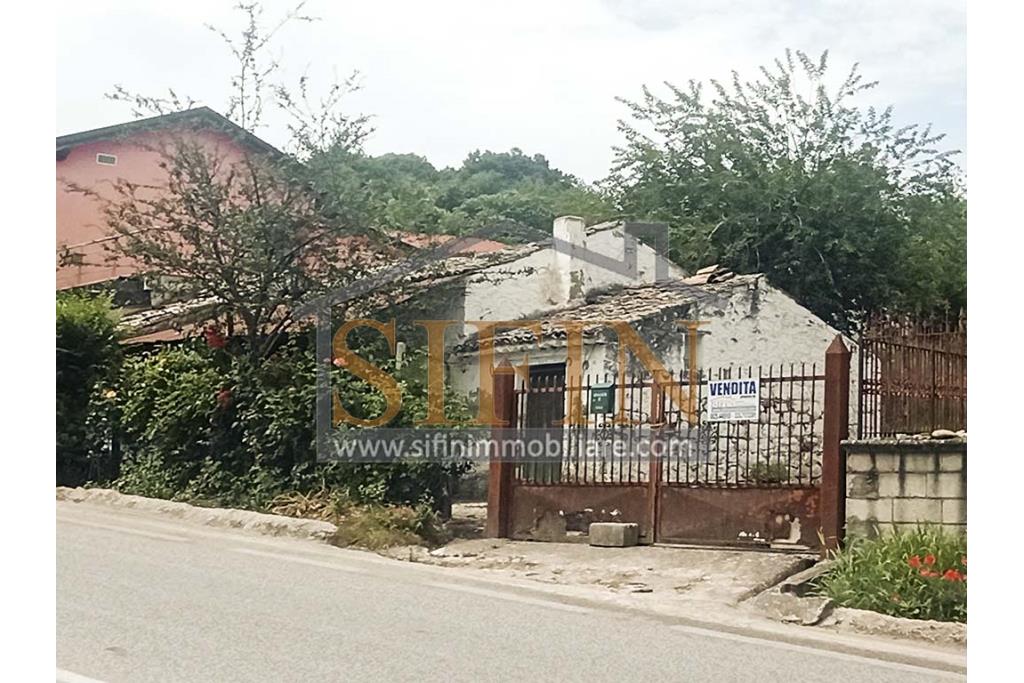 Rudere con terreno - Grottaminarda, su S.S. 90 (Contrada Cognole), proponiamo in vendita deposito di mq. 65,00 ca. completamente da ristrutturare con terreno adiacente di mq. 2.000,00 ca. avente destinazione urbanistica agricola.