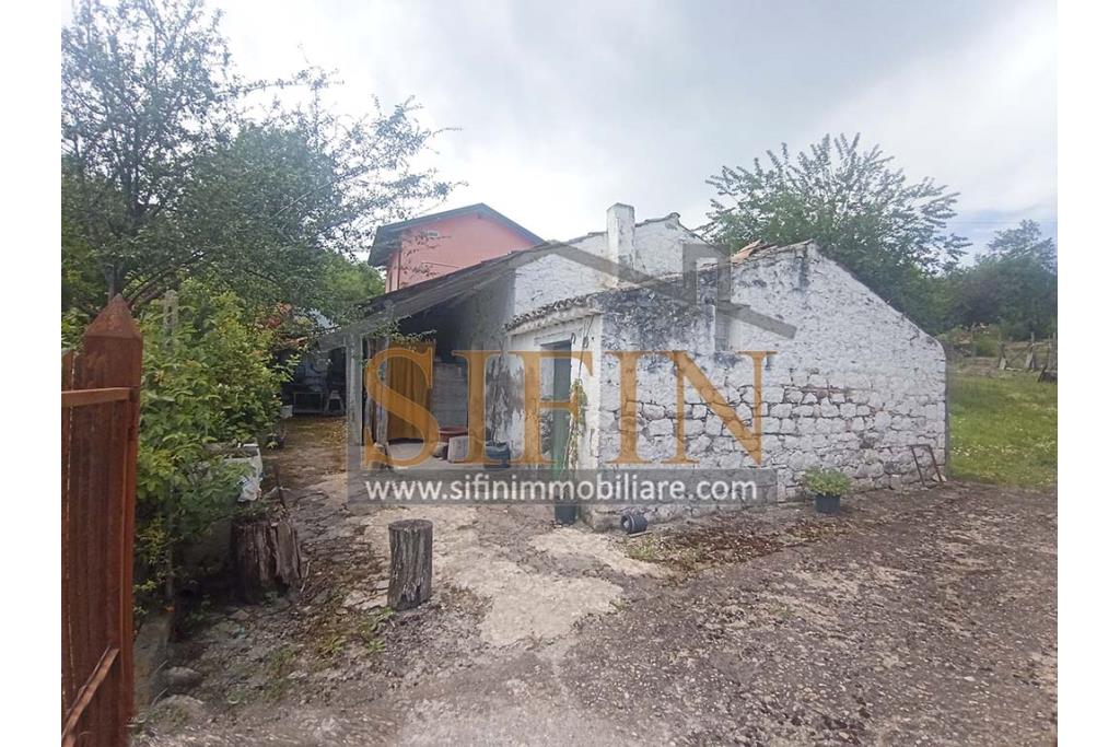 Rudere con terreno - Grottaminarda, su S.S. 90 (Contrada Cognole), proponiamo in vendita deposito di mq. 65,00 ca. completamente da ristrutturare con terreno adiacente di mq. 2.000,00 ca. avente destinazione urbanistica agricola.