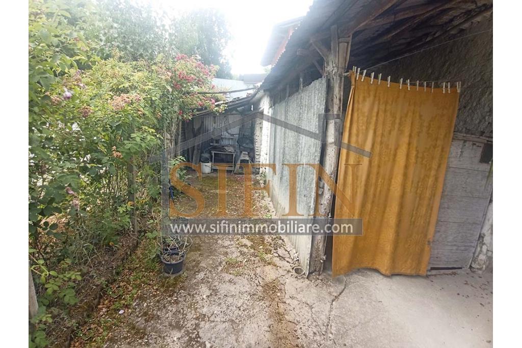 Rudere con terreno - Grottaminarda, su S.S. 90 (Contrada Cognole), proponiamo in vendita deposito di mq. 65,00 ca. completamente da ristrutturare con terreno adiacente di mq. 2.000,00 ca. avente destinazione urbanistica agricola.