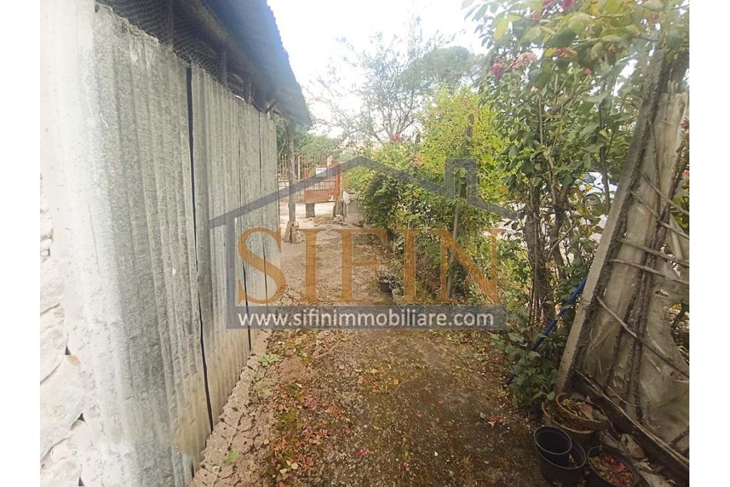 Rudere con terreno - Grottaminarda, su S.S. 90 (Contrada Cognole), proponiamo in vendita deposito di mq. 65,00 ca. completamente da ristrutturare con terreno adiacente di mq. 2.000,00 ca. avente destinazione urbanistica agricola.