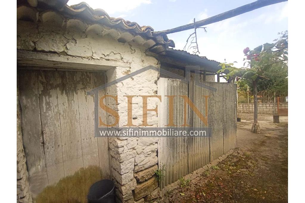 Rudere con terreno - Grottaminarda, su S.S. 90 (Contrada Cognole), proponiamo in vendita deposito di mq. 65,00 ca. completamente da ristrutturare con terreno adiacente di mq. 2.000,00 ca. avente destinazione urbanistica agricola.