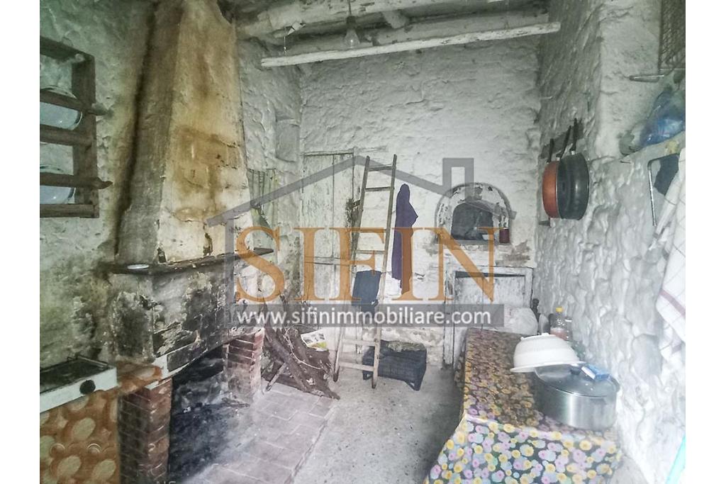 Rudere con terreno - Grottaminarda, su S.S. 90 (Contrada Cognole), proponiamo in vendita deposito di mq. 65,00 ca. completamente da ristrutturare con terreno adiacente di mq. 2.000,00 ca. avente destinazione urbanistica agricola.