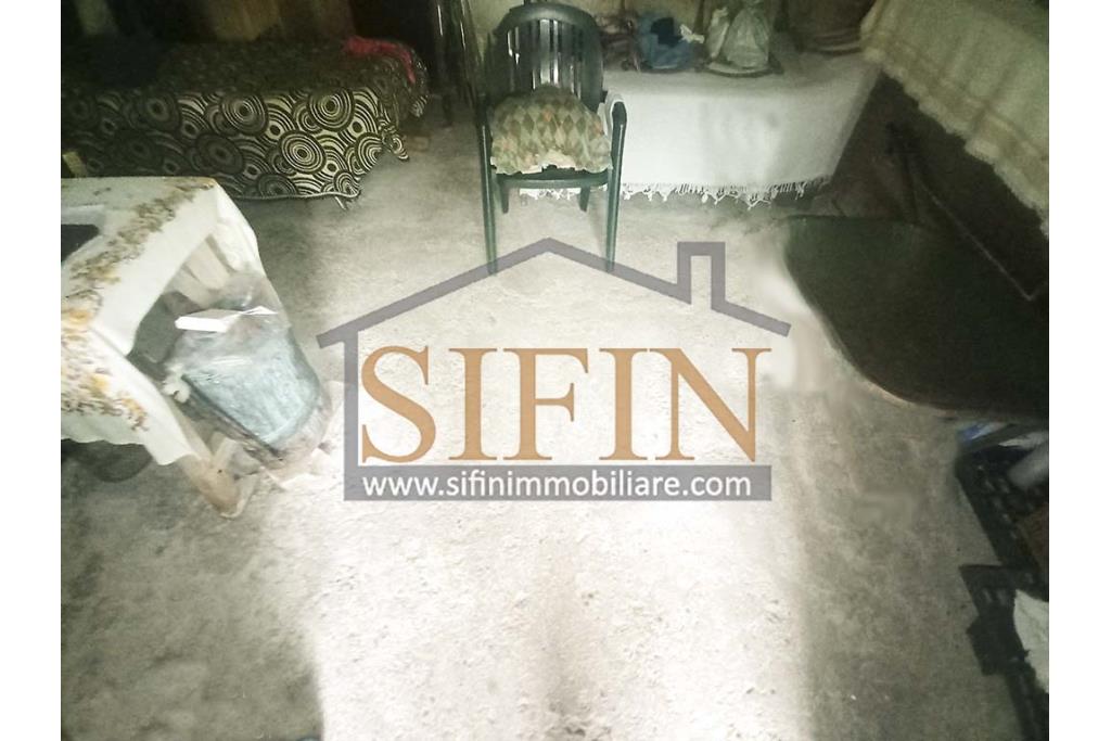 Rudere con terreno - Grottaminarda, su S.S. 90 (Contrada Cognole), proponiamo in vendita deposito di mq. 65,00 ca. completamente da ristrutturare con terreno adiacente di mq. 2.000,00 ca. avente destinazione urbanistica agricola.
