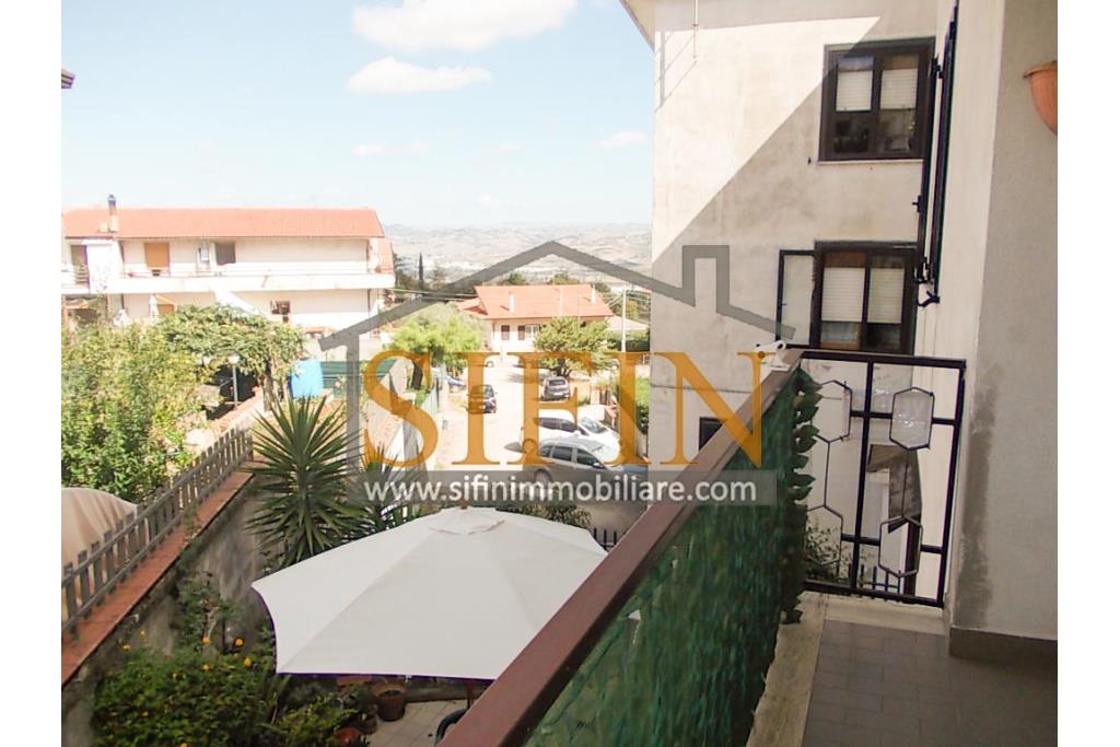 Appartamento con garage - Sturno (AV) via Raffaello, a soli 850 metri da piazza Municipio, proponiamo in vendita appartamento di complessi mq. 180,00 oltre balconi e box auto di mq. 15,00 ca.