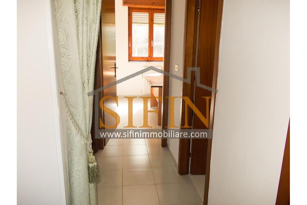 Appartamento con garage - Sturno (AV) via Raffaello, a soli 850 metri da piazza Municipio, proponiamo in vendita appartamento di complessi mq. 180,00 oltre balconi e box auto di mq. 15,00 ca.