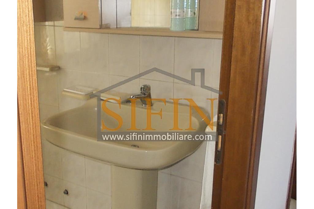 Appartamento con garage - Sturno (AV) via Raffaello, a soli 850 metri da piazza Municipio, proponiamo in vendita appartamento di complessi mq. 180,00 oltre balconi e box auto di mq. 15,00 ca.