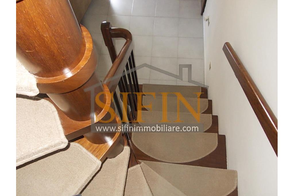 Appartamento con garage - Sturno (AV) via Raffaello, a soli 850 metri da piazza Municipio, proponiamo in vendita appartamento di complessi mq. 180,00 oltre balconi e box auto di mq. 15,00 ca.