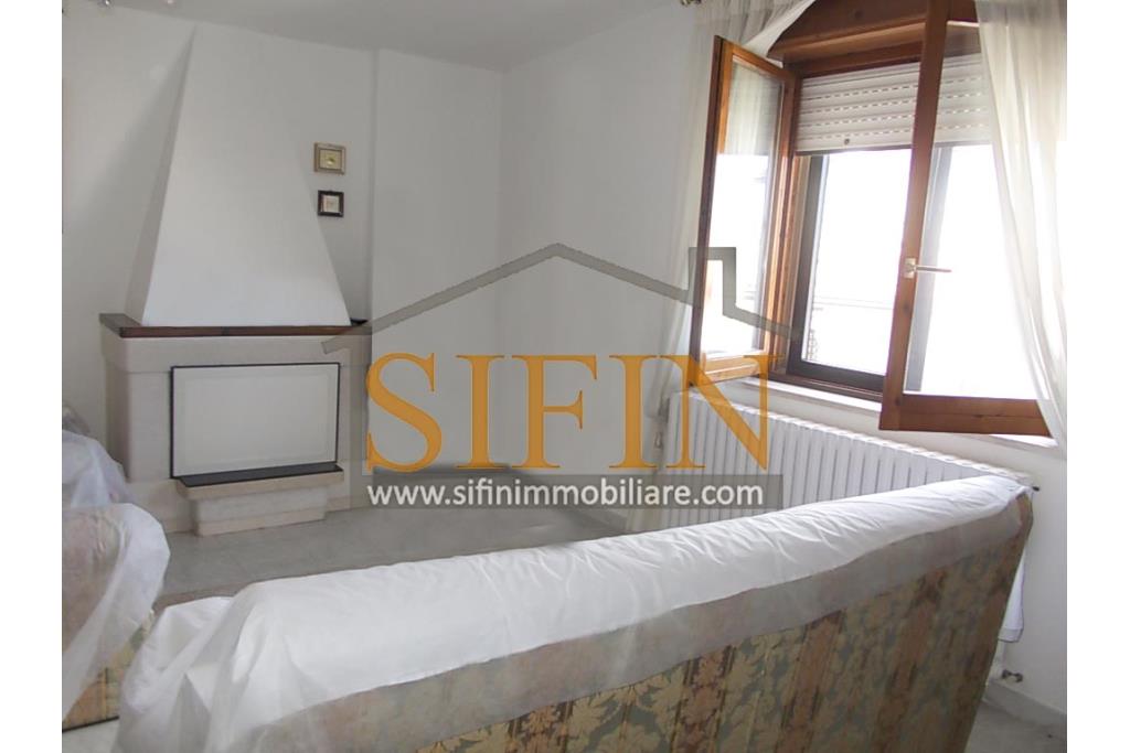 Appartamento con garage - Sturno (AV) via Raffaello, a soli 850 metri da piazza Municipio, proponiamo in vendita appartamento di complessi mq. 180,00 oltre balconi e box auto di mq. 15,00 ca.