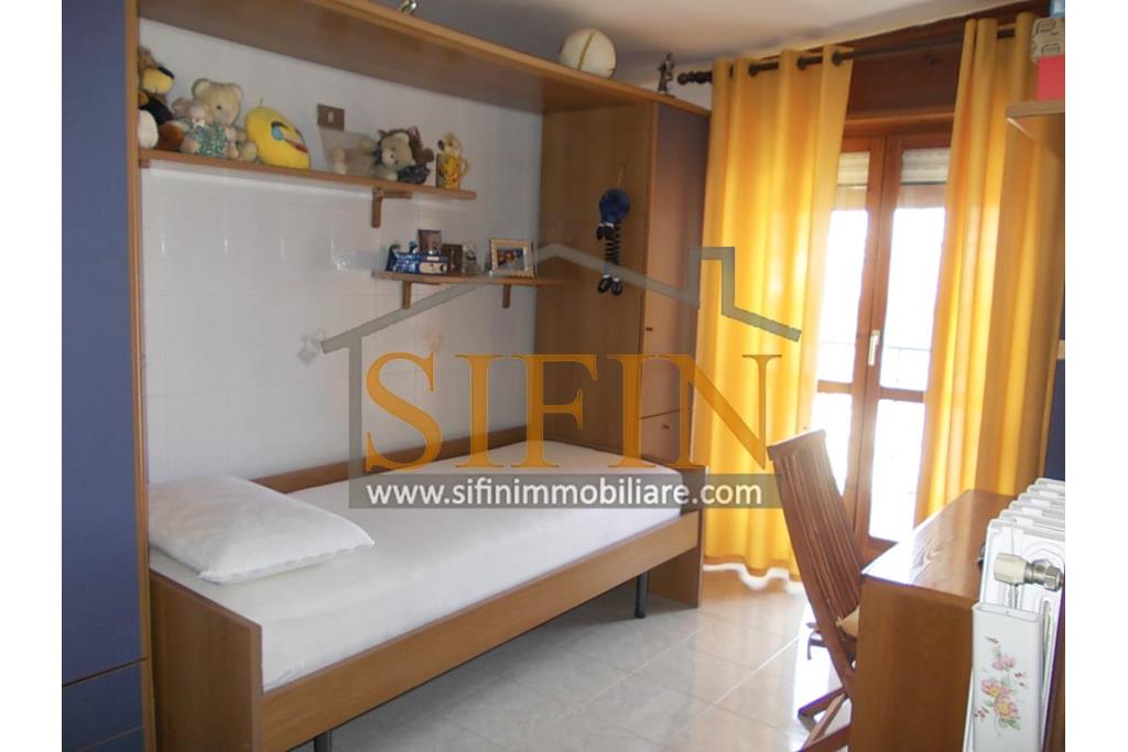 Appartamento con garage - Sturno (AV) via Raffaello, a soli 850 metri da piazza Municipio, proponiamo in vendita appartamento di complessi mq. 180,00 oltre balconi e box auto di mq. 15,00 ca.