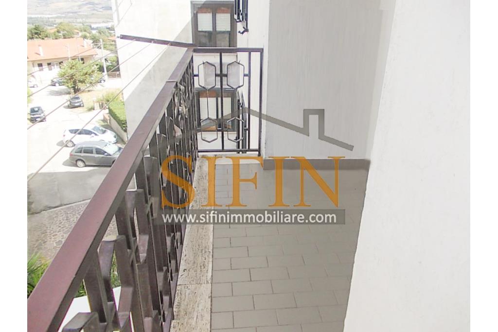 Appartamento con garage - Sturno (AV) via Raffaello, a soli 850 metri da piazza Municipio, proponiamo in vendita appartamento di complessi mq. 180,00 oltre balconi e box auto di mq. 15,00 ca.