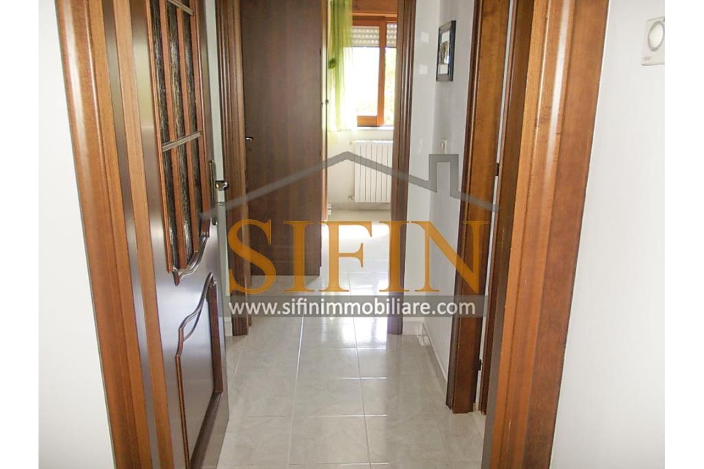 Appartamento con garage - Sturno (AV) via Raffaello, a soli 850 metri da piazza Municipio, proponiamo in vendita appartamento di complessi mq. 180,00 oltre balconi e box auto di mq. 15,00 ca.