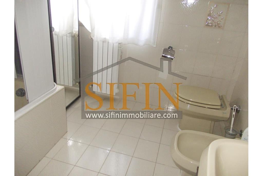 Appartamento con garage - Sturno (AV) via Raffaello, a soli 850 metri da piazza Municipio, proponiamo in vendita appartamento di complessi mq. 180,00 oltre balconi e box auto di mq. 15,00 ca.