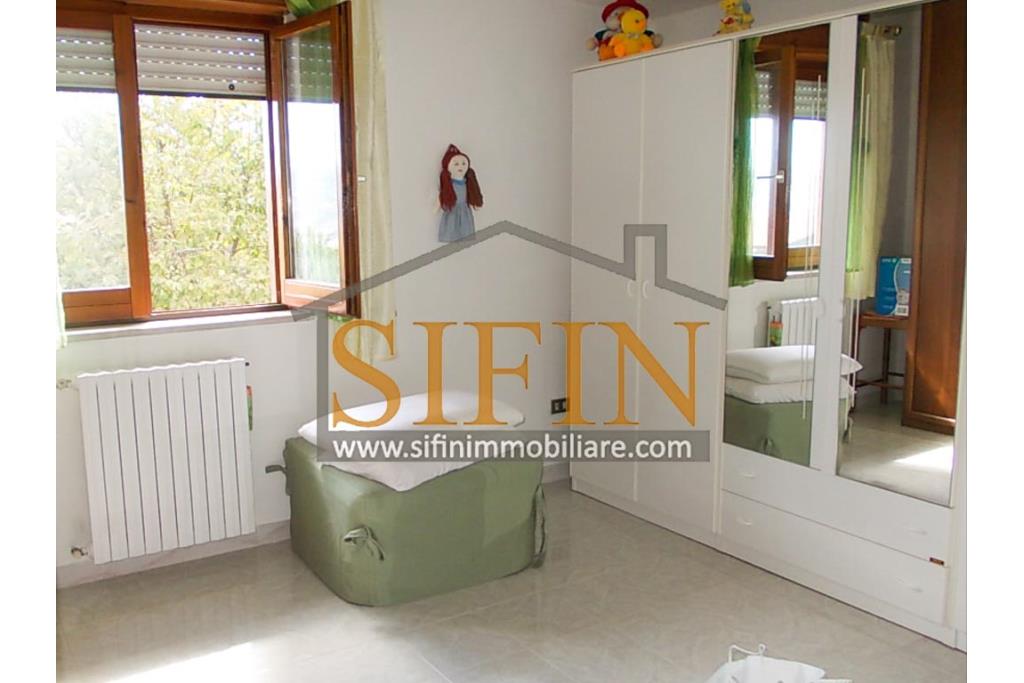 Appartamento con garage - Sturno (AV) via Raffaello, a soli 850 metri da piazza Municipio, proponiamo in vendita appartamento di complessi mq. 180,00 oltre balconi e box auto di mq. 15,00 ca.