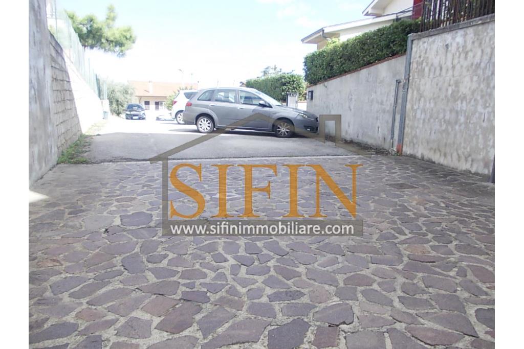 Appartamento con garage - Sturno (AV) via Raffaello, a soli 850 metri da piazza Municipio, proponiamo in vendita appartamento di complessi mq. 180,00 oltre balconi e box auto di mq. 15,00 ca.