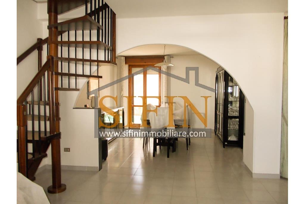 Appartamento con garage - Sturno (AV) via Raffaello, a soli 850 metri da piazza Municipio, proponiamo in vendita appartamento di complessi mq. 180,00 oltre balconi e box auto di mq. 15,00 ca.