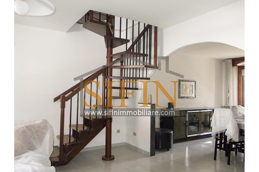 Appartamento con garage - Sturno (AV) via Raffaello, a soli 850 metri da piazza Municipio, proponiamo in vendita appartamento di complessi mq. 180,00 oltre balconi e box auto di mq. 15,00 ca.