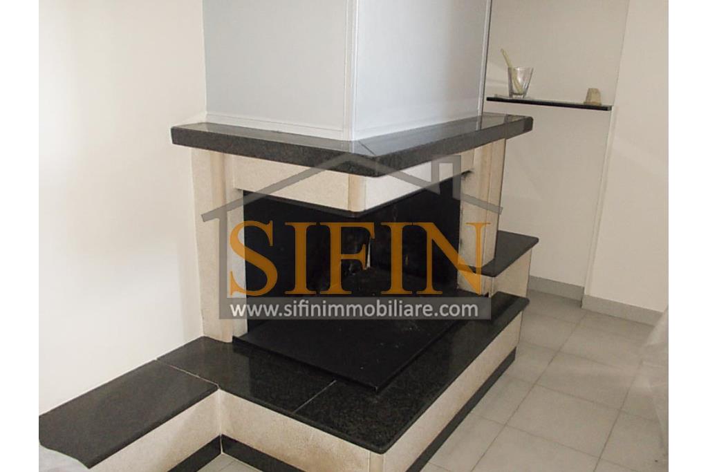 Appartamento con garage - Sturno (AV) via Raffaello, a soli 850 metri da piazza Municipio, proponiamo in vendita appartamento di complessi mq. 180,00 oltre balconi e box auto di mq. 15,00 ca.