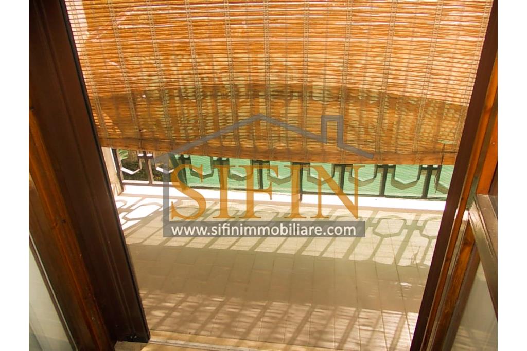 Appartamento con garage - Sturno (AV) via Raffaello, a soli 850 metri da piazza Municipio, proponiamo in vendita appartamento di complessi mq. 180,00 oltre balconi e box auto di mq. 15,00 ca.