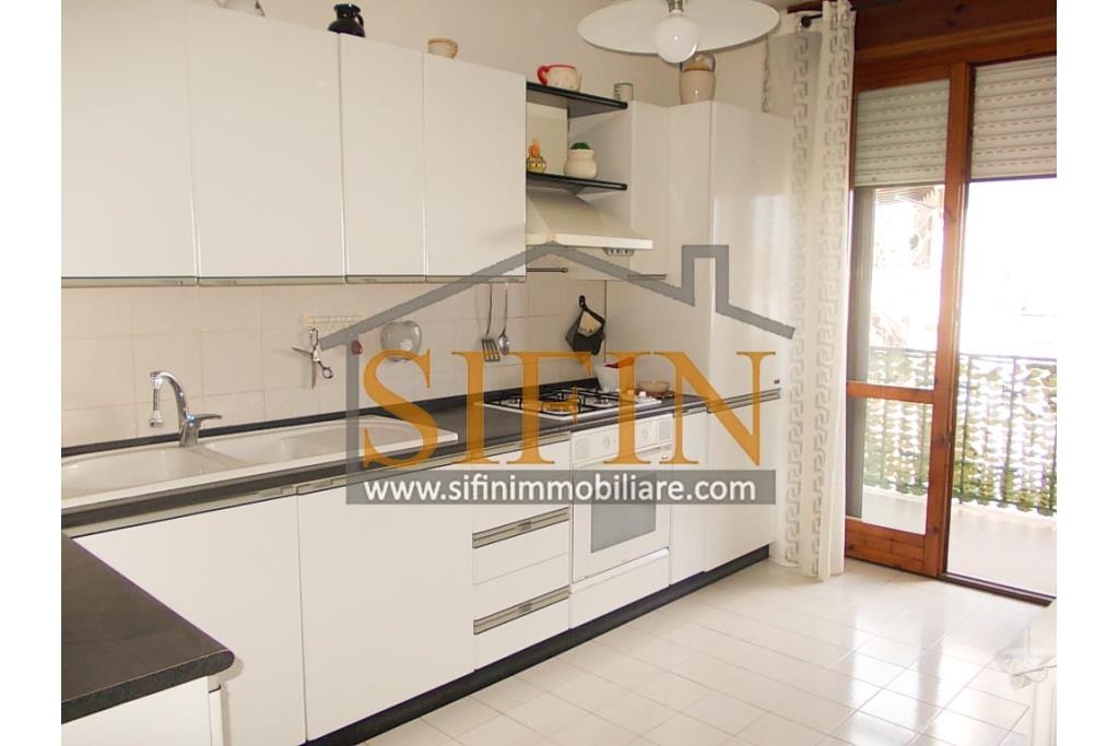 Appartamento con garage - Sturno (AV) via Raffaello, a soli 850 metri da piazza Municipio, proponiamo in vendita appartamento di complessi mq. 180,00 oltre balconi e box auto di mq. 15,00 ca.