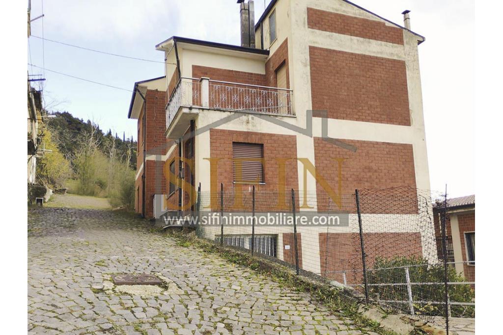Palazzina con giardino - Carife, via Contardi, in posizione sovrastante e panoramica, proponiamo in vendita palazzina di compressivi mq. 240,00